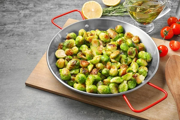 Koekenpan Met Geroosterde Brussel Spruiten Tafel — Stockfoto