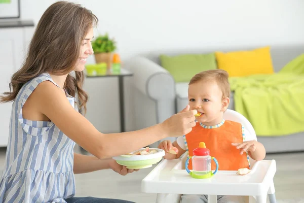 Mujer alimentando a su bebé en casa — Foto de Stock