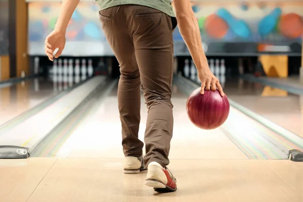 Young man at bowling club — Stock Photo, Image