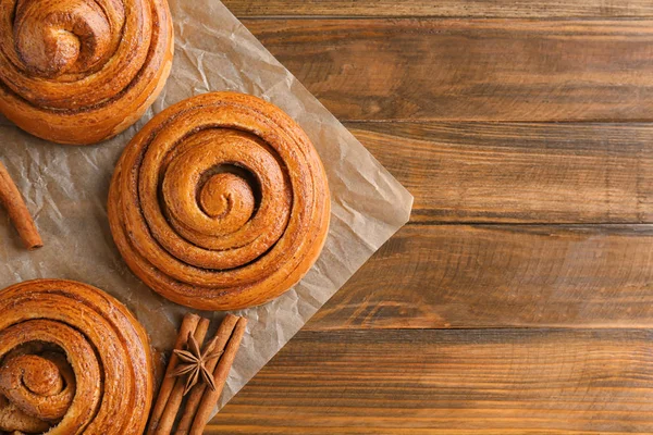Ahşap masa üzerinde tatlı tarçın rulo