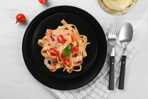 Plate Tasty Pasta Shrimps Table Top View — Stock Photo, Image