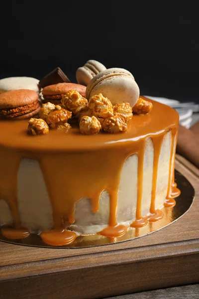 Finom Karamellás Torta Fából Készült Táblán — Stock Fotó