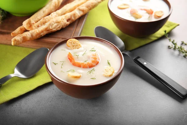 Cuenco Con Deliciosa Sopa Crema Camarones Mesa — Foto de Stock