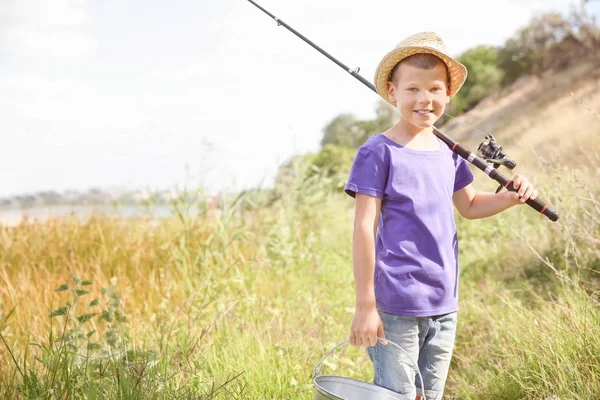 Aranyos fiú lesz halászat nyári napon — Stock Fotó