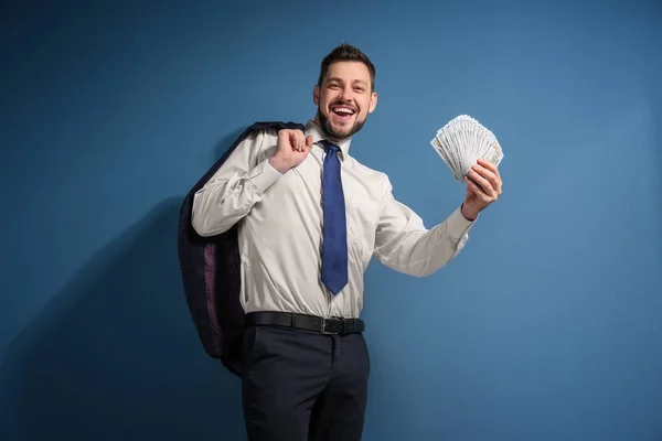 Stock exchange broker med pengar på färg bakgrunden — Stockfoto