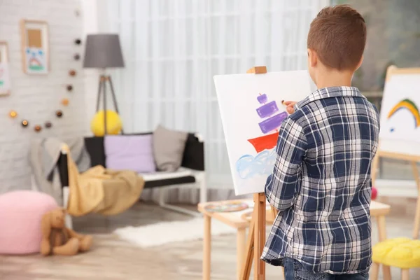 Kleine jongen schilderij schip thuis — Stockfoto