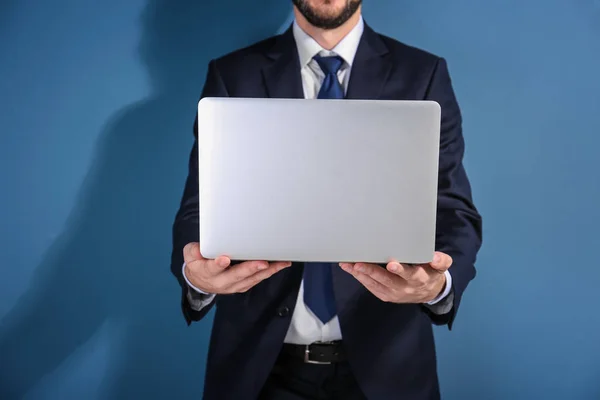 Stock exchange broker med laptop på färgbakgrund — Stockfoto