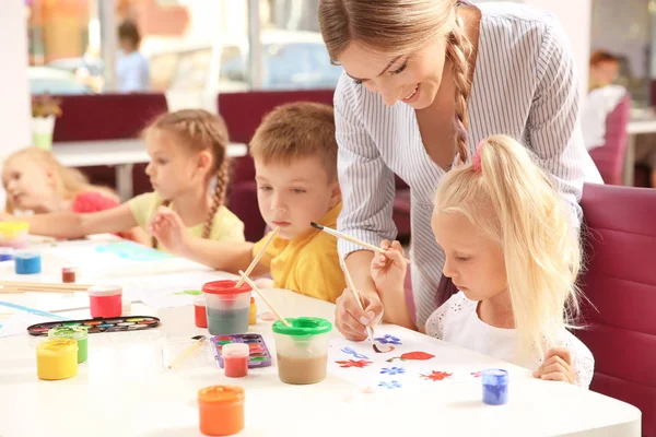 Children at painting lesson in classroom — Stock Photo, Image