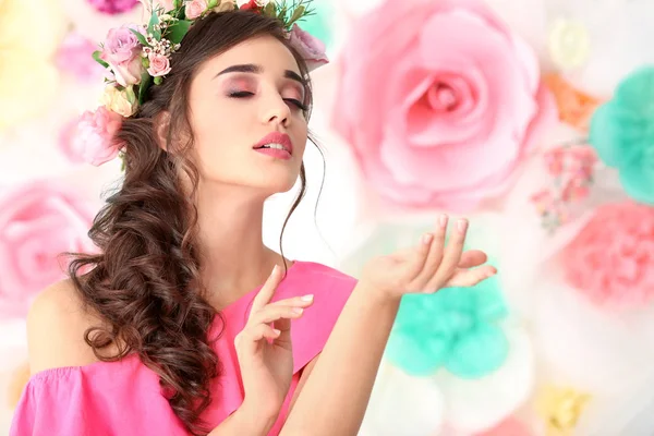 美丽的年轻女子与花卉香水反对颜色背景 — 图库照片