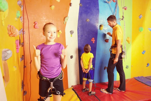 Linda niña en el gimnasio de escalada — Foto de Stock