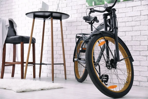 Intérieur de la chambre moderne avec petite table et vélo — Photo