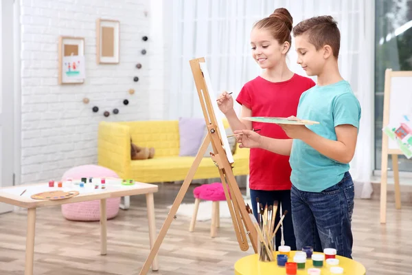 Kleines Mädchen mit Bruder malt zu Hause — Stockfoto