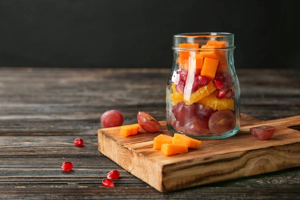 Tafel Mit Einem Glas Leckerem Obstsalat Auf Dem Tisch — Stockfoto