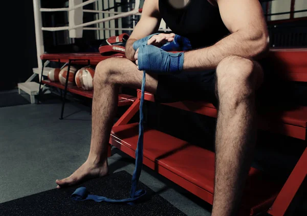 Boxer maschio che applica involucri a mano — Foto Stock