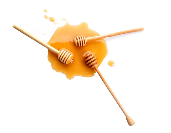 Γλυκό μέλι και κουτάλες σε λευκό φόντο — Φωτογραφία Αρχείου