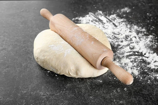 Pasta Cruda Con Mattarello Sul Tavolo — Foto Stock