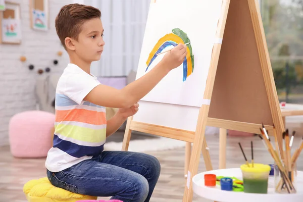 Μικρό αγόρι ζωγραφική ουράνιο τόξο στο σπίτι — Φωτογραφία Αρχείου