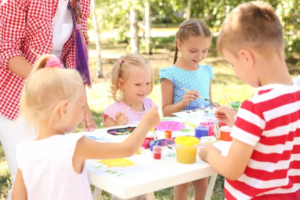Niños en la clase de pintura al aire libre — Foto de Stock