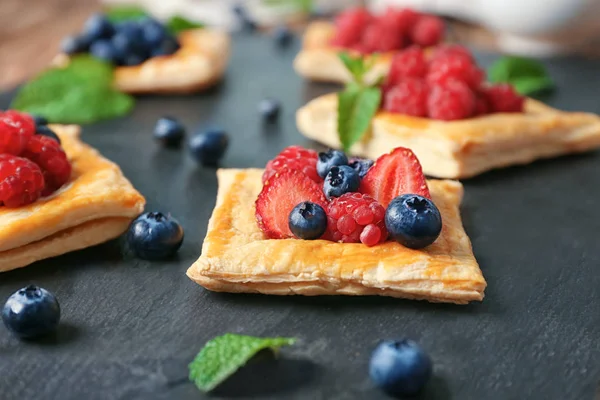 Delicioso Hojaldre Con Bayas Plato Pizarra — Foto de Stock