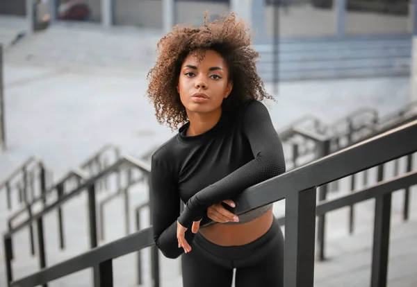 Hermosa mujer afroamericana en ropa deportiva al aire libre — Foto de Stock