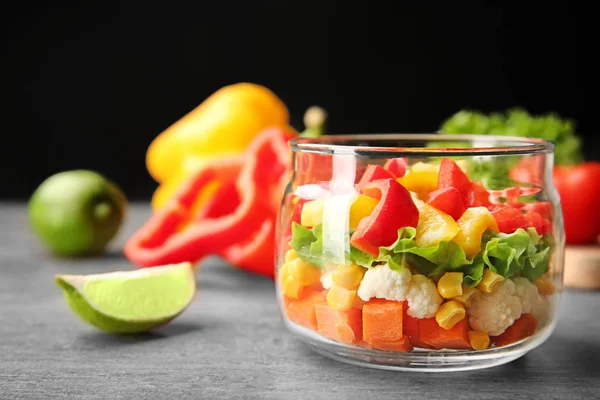 Masada kavanoza lezzetli sebze salatası