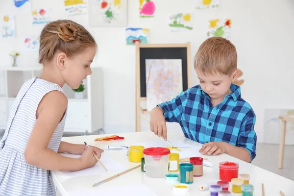 Les enfants au cours de peinture en classe — Photo