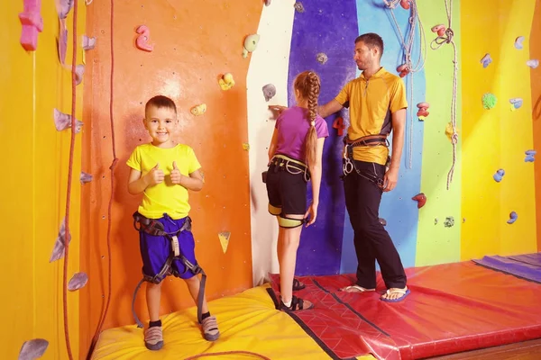 Mijn lieve kinderen met trainer in klimmen sportschool — Stockfoto