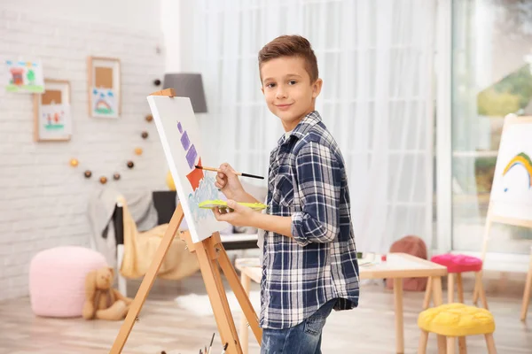 Niño pequeño pintando barco en casa —  Fotos de Stock