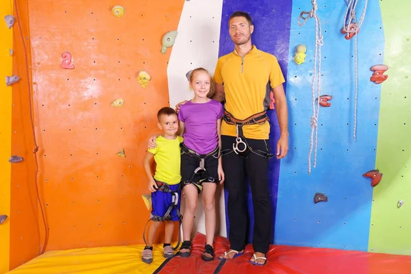 Niños pequeños con entrenador en gimnasio de escalada — Foto de Stock