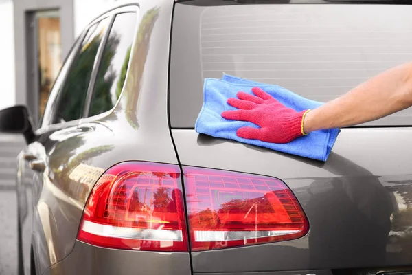 Hombre Limpiando Ventana Del Coche Con Trapo Aire Libre — Foto de Stock