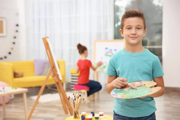 Маленький мальчик рисует дома — стоковое фото