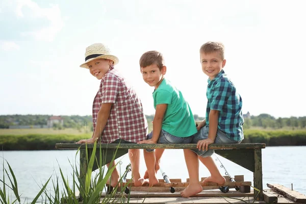 Schattige kinderen vissen op zomerdag — Stockfoto