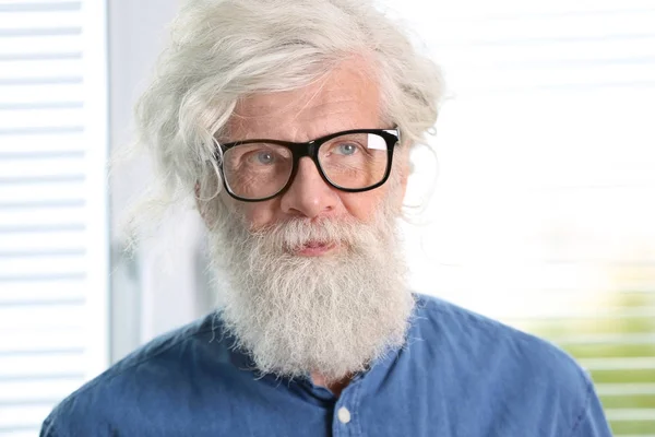Зрелый мужчина с седыми волосами — стоковое фото