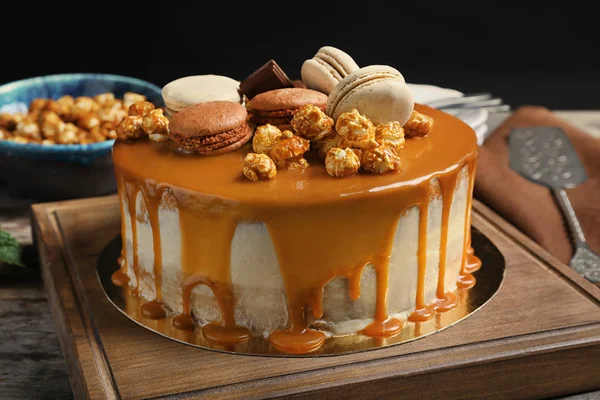 Board Delicious Caramel Cake Table — Stock Photo, Image