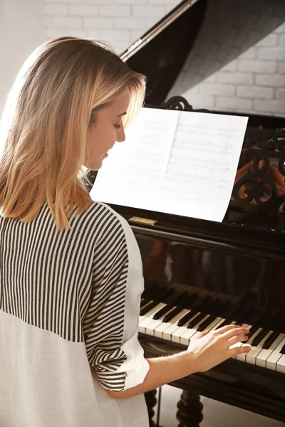 Donna di talento che suona il pianoforte in casa — Foto Stock