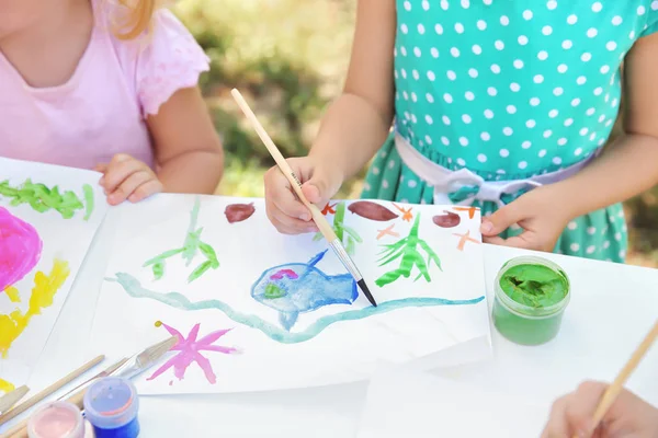 Kinder malen im Freien — Stockfoto