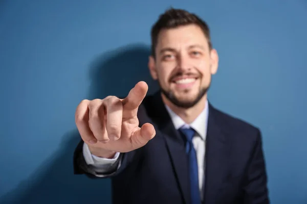 Börsenmakler drückt Taste auf virtuellem Bildschirm vor farbigem Hintergrund — Stockfoto