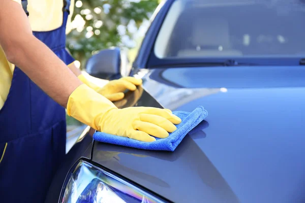 Mann Reinigt Auto Mit Lappen Freien — Stockfoto