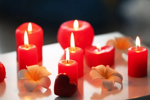 Καύση Κόκκινα Κεριά Στο Τραπέζι — Φωτογραφία Αρχείου