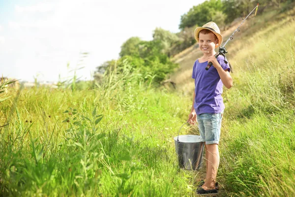 Anak manis pergi memancing pada hari musim panas — Stok Foto