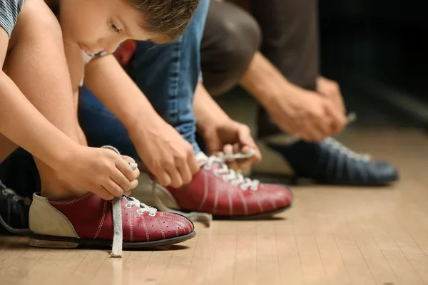 Familjen byta skor i bowling club — Stockfoto
