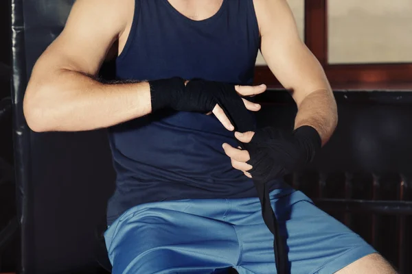 Mannelijke bokser toepassing hand wraps — Stockfoto