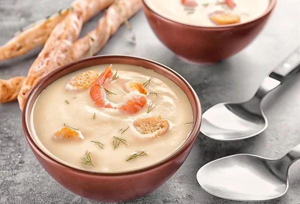 Schüssel Mit Leckerer Garnelencremesuppe Auf Dem Tisch — Stockfoto