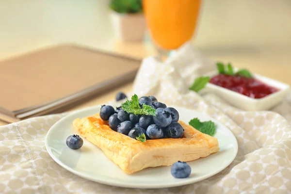 Plate Yummy Berry Puff Pastry Table — Stock Photo, Image