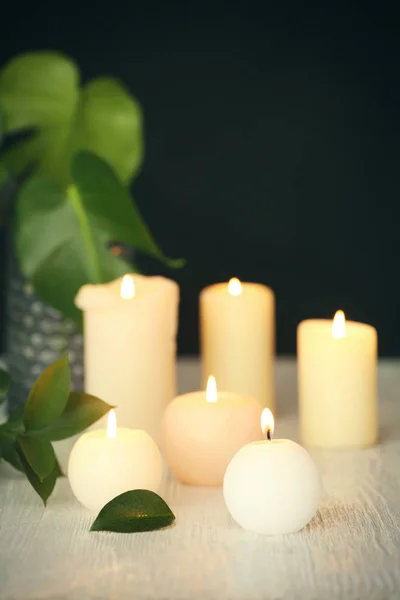 Queimar Velas Mesa Contra Fundo Escuro — Fotografia de Stock