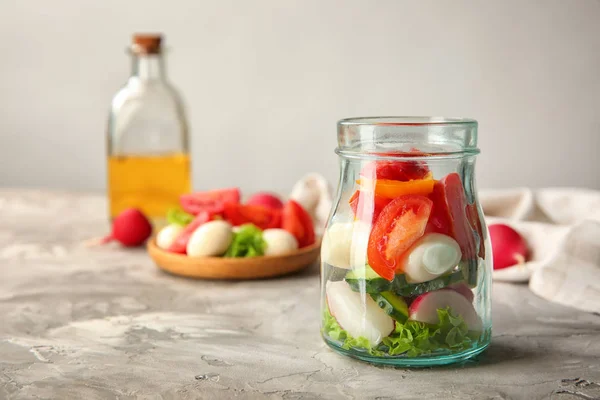 テーブルの上の瓶においしい野菜サラダ — ストック写真