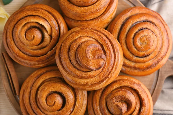 Plateau Bois Avec Rouleaux Cannelle Sucrée Gros Plan — Photo