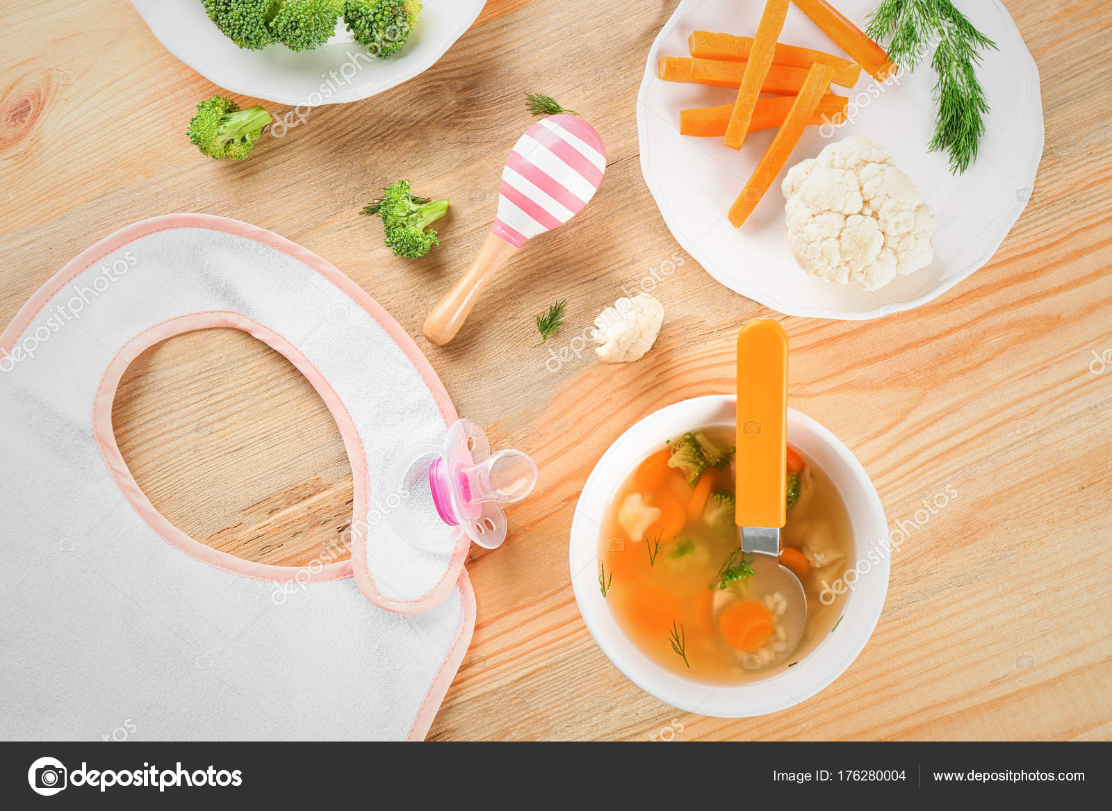 Petit Dejeuner Avec Assiette Soupe Savoureuse Pour Bebe Sur Table Image Libre De Droit Par Belchonock C