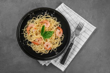 Tabak karides masada, üstten görünüm ile lezzetli makarna