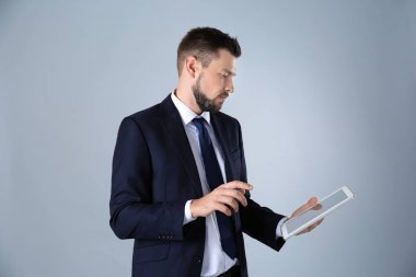 Borsa komisyoncu açık renkli tablete ile